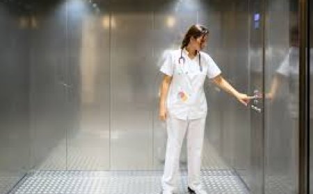 କାମରେ ଲାଗୁନାହିଁ ଲିଫ୍ଟ, କଷ୍ଟ ଭୋଗୁଛନ୍ତି ରୋଗୀ