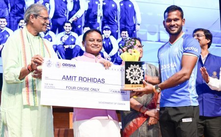 ଓଡ଼ିଆ  ହକି ଖେଳାଳି ଅମିତ୍‌ଙ୍କୁ ମିଳିଲା ୪ କୋଟି,ପ୍ରତ୍ୟେକଙ୍କୁ ୧୫ ଲକ୍ଷ