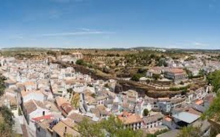 ଝୁଲନ୍ତା ପଥର ତଳେ ଗାଁ