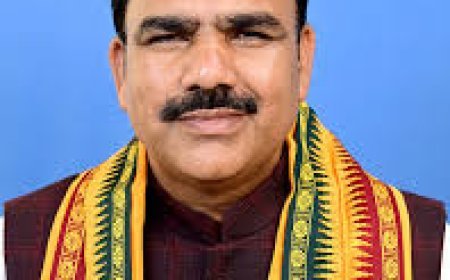 ହାତରେ କୋଦାଳ ଧରି ପୋଖରୀ ସଫା କଲେ  ମନ୍ତ୍ରୀ ନିତ୍ୟାନନ୍ଦ ଗଣ୍ଡ