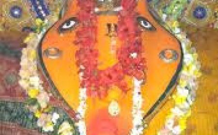 ଶୈଳପୁତ୍ରୀ ବେଶରେ ଦର୍ଶନ ଦେଇଛନ୍ତି  ମା’ ସମଲେଶ୍ବରୀ