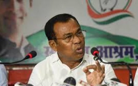 ରାସ୍ତାରେ ବସି ଗୀତ ଗାଇଲେ ପିସିସି ସଭାପତି ଭକ୍ତ