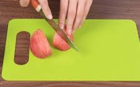 ପ୍ଲାଷ୍ଟିକ୍ ଚପିଂ ବୋର୍ଡରେ ପରିବା କାଟୁଛନ୍ତି କି?