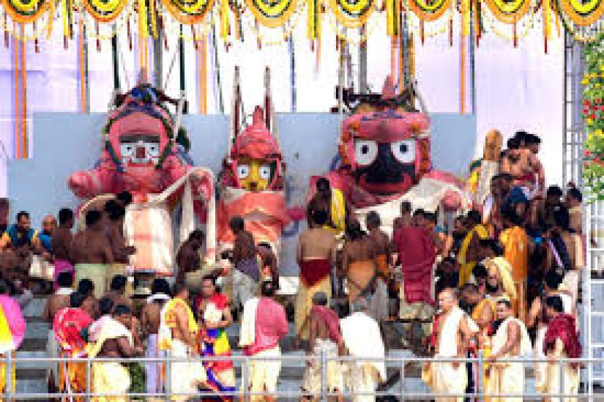 ସ୍ନାନବେଦିକୁ ବିଜେ କରୁଛନ୍ତି ମହାପ୍ରଭୁ