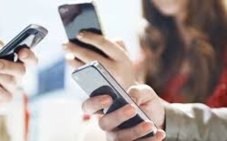 ଅଭିଯୋଗ ଶୁଣାଣୀବେଳେ ମୋବାଇଲରେ ବ୍ୟସ୍ତ ବାବୁ, ମାଡାମ୍