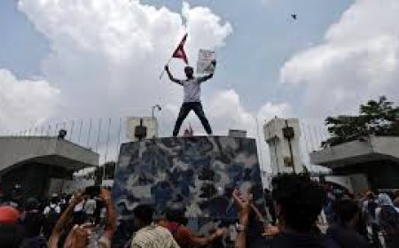 ନେପାଳରେସୋଶାଲ ମିଡିଆ ବ୍ୟାନ:  ସଂସଦ ଗେଟରେ ନିଆଁ ଲଗାଇଲେ ବିକ୍ଷୋଭକାରୀ