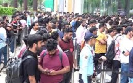 iPhone 17 କିଣିବାକୁ ରାତି ଅଧରୁ ଲାଇନ୍