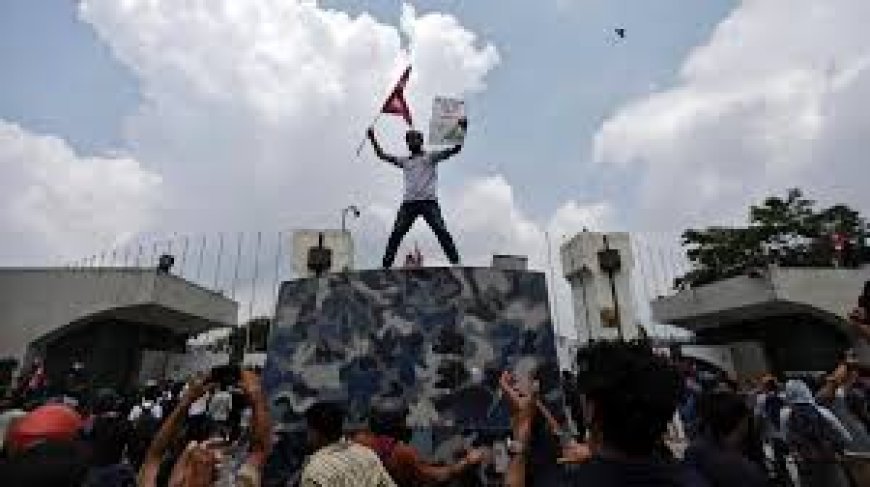 ନେପାଳରେସୋଶାଲ ମିଡିଆ ବ୍ୟାନ:  ସଂସଦ ଗେଟରେ ନିଆଁ ଲଗାଇଲେ ବିକ୍ଷୋଭକାରୀ