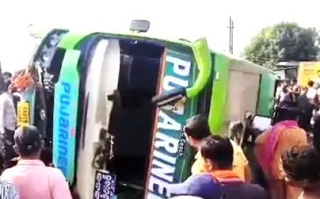 ରାସ୍ତାରେ ଭାରସାମ୍ୟ ହରାଇ  ଓଲଟି ପଡ଼ିଲା ବସ୍‌ :  ଅଳ୍ପକେ ବର୍ତ୍ତିଲେ ଯାତ୍ରୀ 