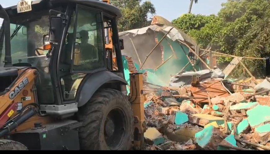 ଭାଙ୍ଗିଦେଲେ ବାଂଲାଦେଶୀଙ୍କ ଘର : ବନ୍ଧୁକ ସହ ବିପୁଳ ମାରଣାସ୍ତ୍ର ଜବତ