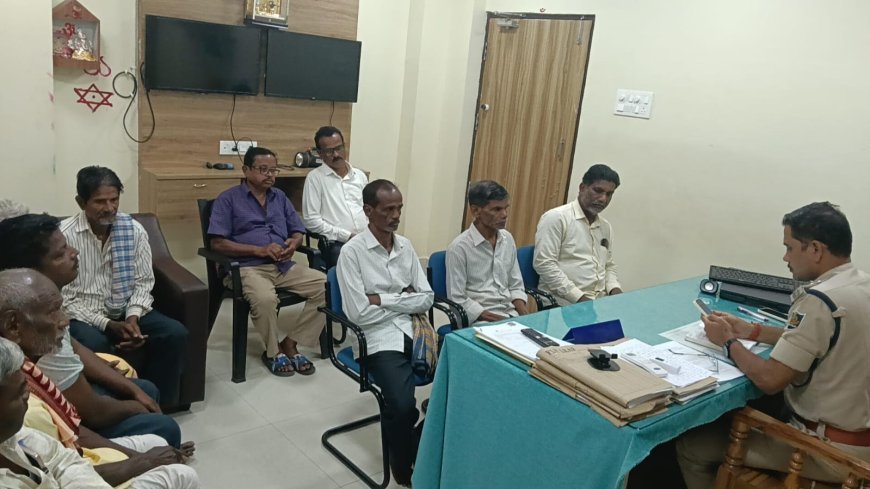 ଅତିରିକ୍ତ ତହସିଲଦାରଙ୍କ ପରିବାରକୁ ବାସନ୍ଦ ଅଭିଯୋଗ : ଥାନାର ଦ୍ୱାରସ୍ଥ ହେଲେ ପରିବାର 