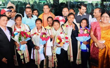 ବିମାନ ବନ୍ଦରରେ ଦୃଷ୍ଟିବାଧିତ ମହିଳା କ୍ରିକେଟ ଟିମକୁ  ଭବ୍ୟ ସ୍ୱାଗତ