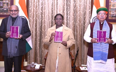 ସାନ୍ତାଳୀ ଭାଷାରେ ସମ୍ବିଧାନକୁ ଉନ୍ମୋଚନ କଲେ ରାଷ୍ଟ୍ରପତି