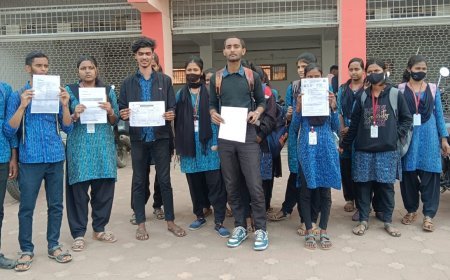 ଛାତ୍ରଛାତ୍ରୀଙ୍କ ପକ୍ଷରୁ ଜିଲ୍ଲାପାଳଙ୍କୁ ଦାବିପତ୍ର