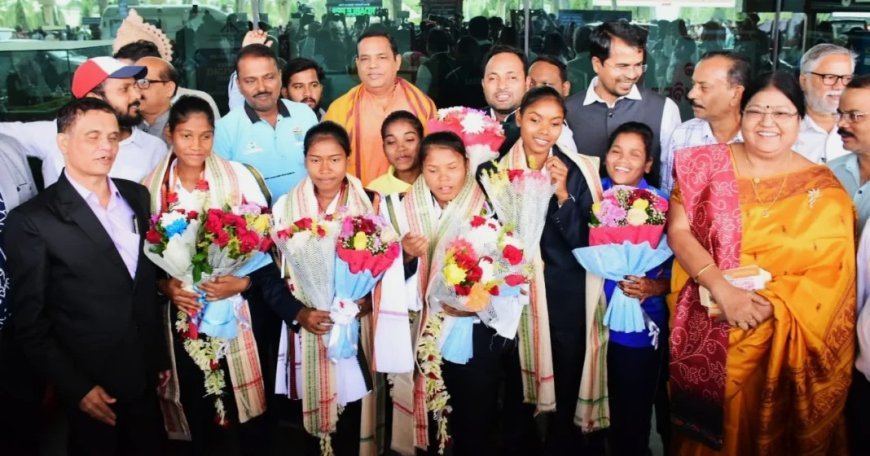 ବିମାନ ବନ୍ଦରରେ ଦୃଷ୍ଟିବାଧିତ ମହିଳା କ୍ରିକେଟ ଟିମକୁ  ଭବ୍ୟ ସ୍ୱାଗତ